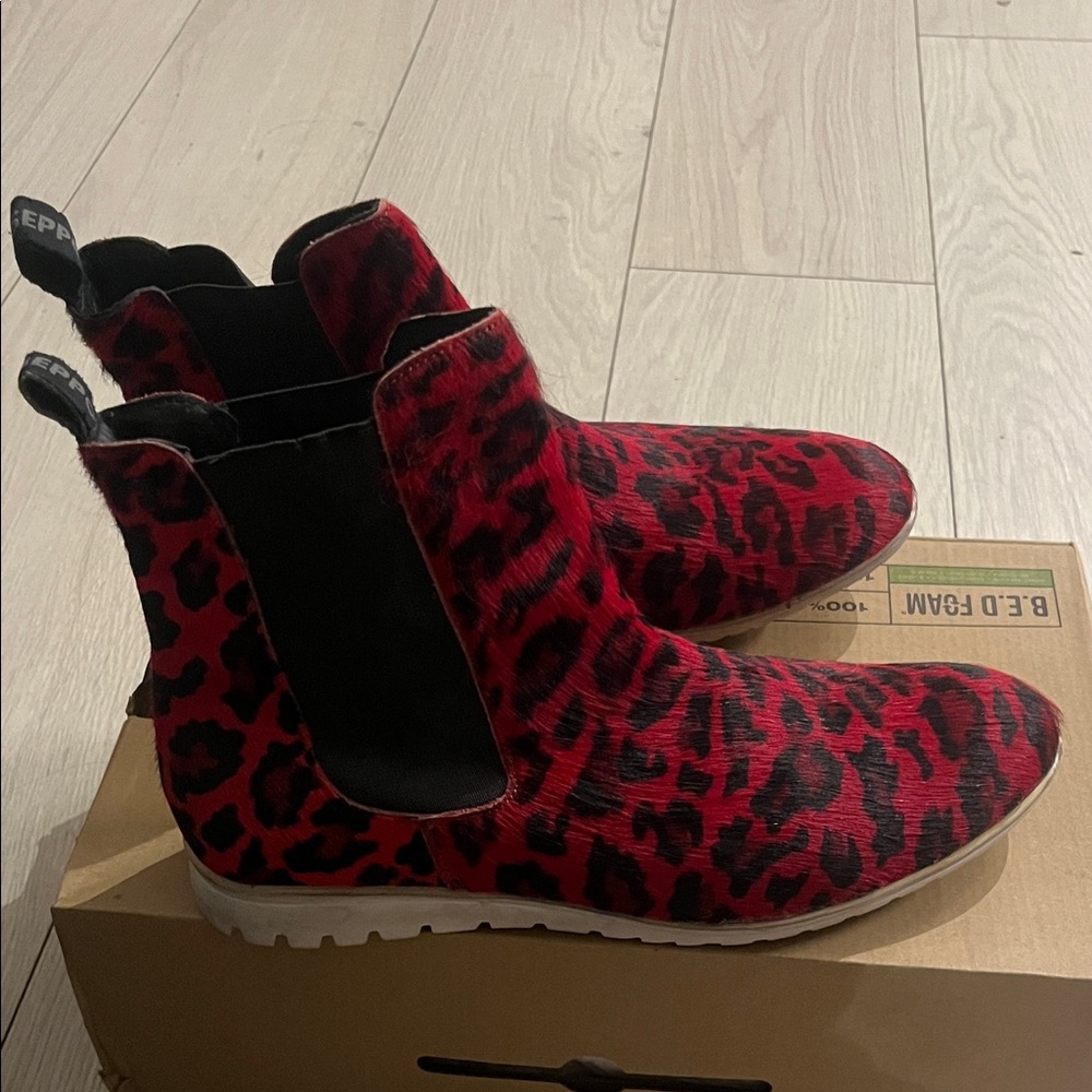 🔥 Gioseppo Red Leopard Print Chelsea Boots – Perfect for Halloween! 🔥